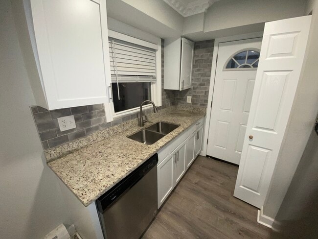 Building Photo - 1324 W Sherwin Ave