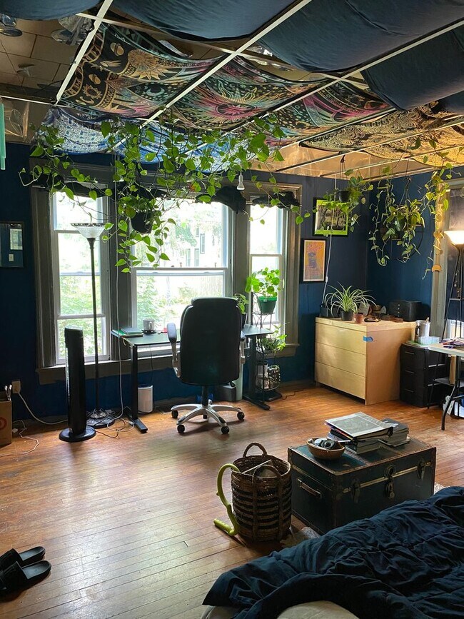 Building Photo - Available 6/1/26 - Spacious Apartment With...