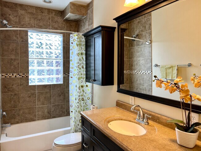 Extra large bathroom - 246 Swope St