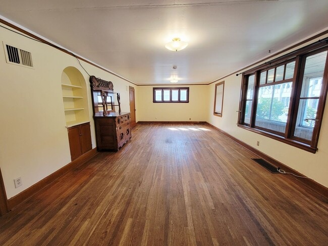 Foto del edificio - 3-Bedroom Home in Juneau’s Desirable Downtown Flats
