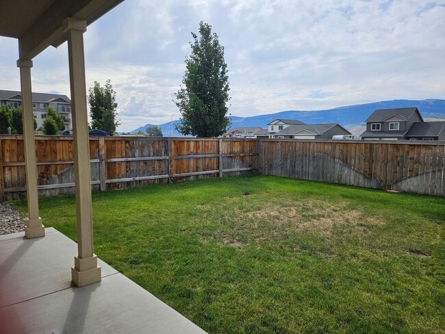Building Photo - 3 Bedroom, 2.5 Bath House w/ fully fenced yard.