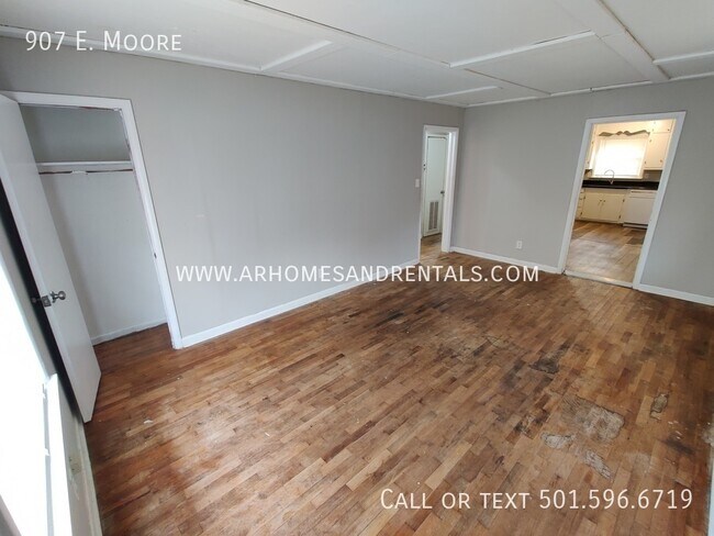 Foto del edificio - 907 E. Moore | $1395 | 5 beds, 2 full baths