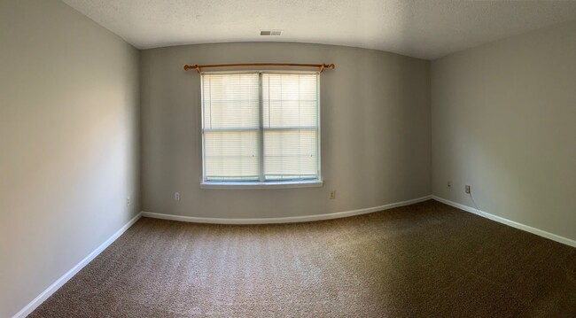 Building Photo - Large Condo w/Sunroom & 1 Car Garage Minut...