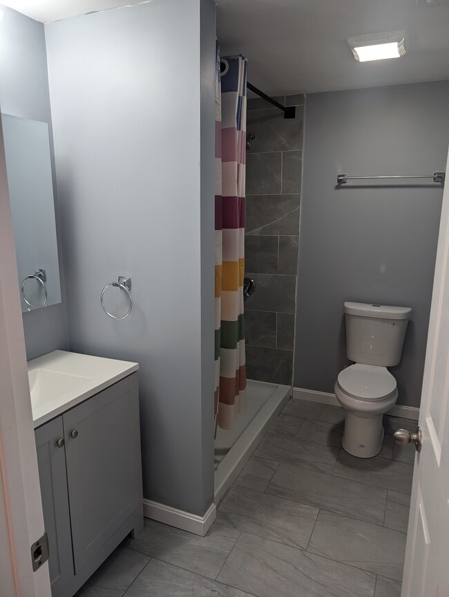 Main Bathroom - 10 Wall St