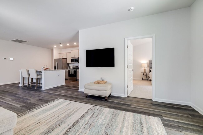 Building Photo - Luxury & Maintenance Free Living in Savann...