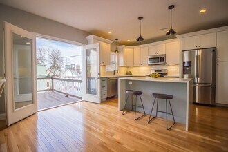 Building Photo - 729 Saratoga St