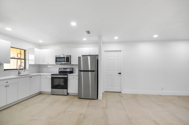 Foto del edificio - 12452 Guilford Way