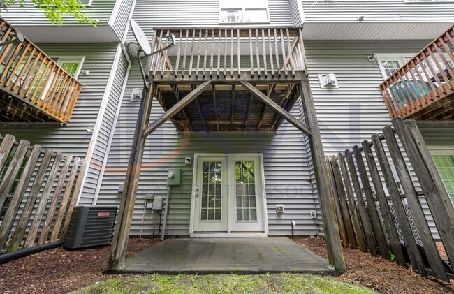 Building Photo - 3 STORY TOWNHOME WITH BONUS ROOM!