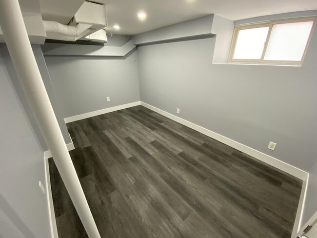 Building Photo - 55 Wentworth St S