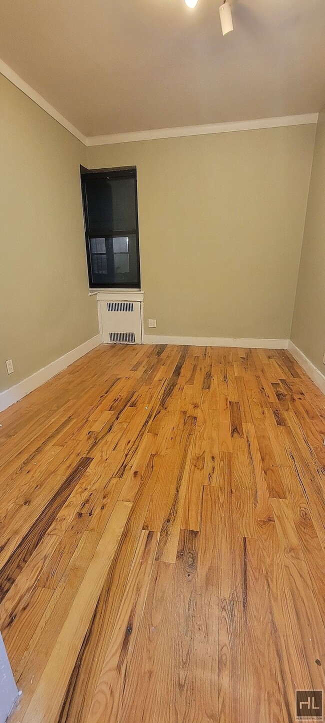 Building Photo - SPACIOUS 3- BEDROOM APARTMENT  Prospect Pa...