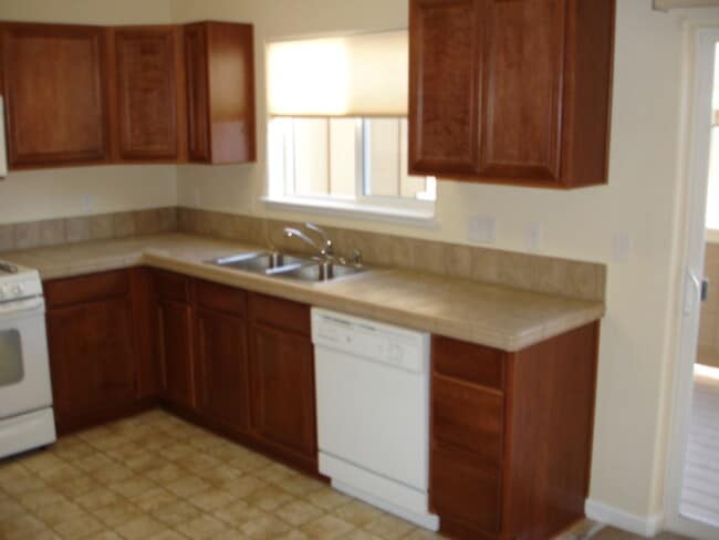 Building Photo - Three Bedroom, Two and a Half Bath Townhom...