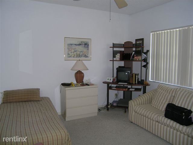 Building Photo - 220 Lake Dr