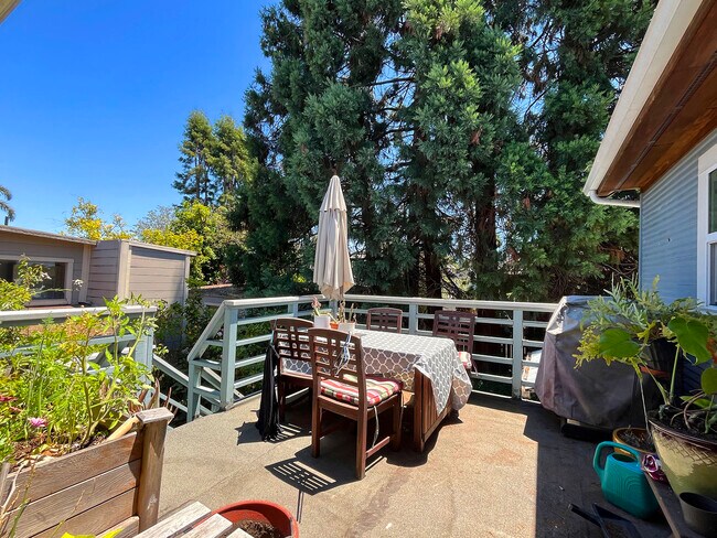 Photo - 825 57th St Apartments