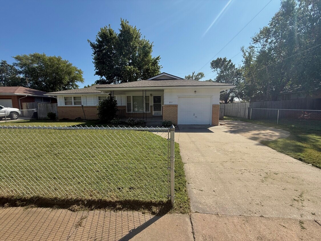 Primary Photo - 2111 W 24th St N