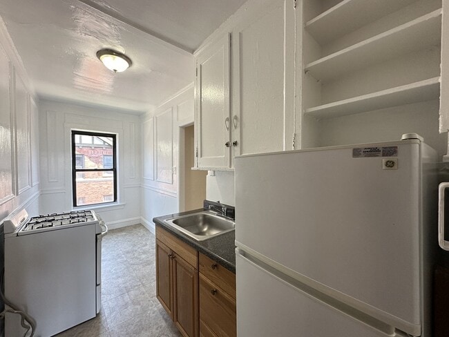Building Photo - 3312 W Schubert Ave