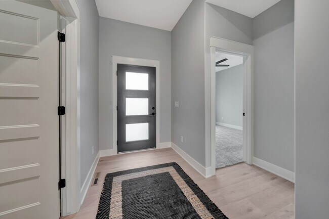 Building Photo - Beautiful Luxury Townhome