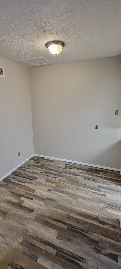 Building Photo - 2 BEDROOM 1 BATH DUPLEX CLOSE TO USF AND BUSCH GARDENS