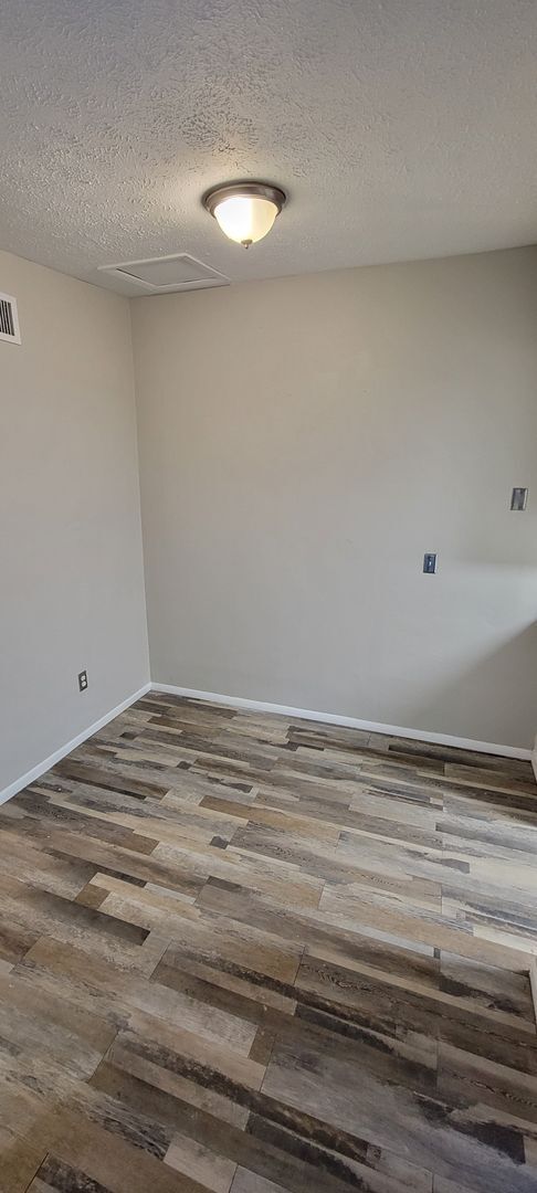 Foto del edificio - 2 BEDROOM 1 BATH DUPLEX CLOSE TO USF AND BUSCH GARDENS