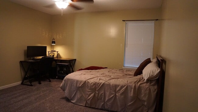 Building Photo - Beautiful home off Knights Academy