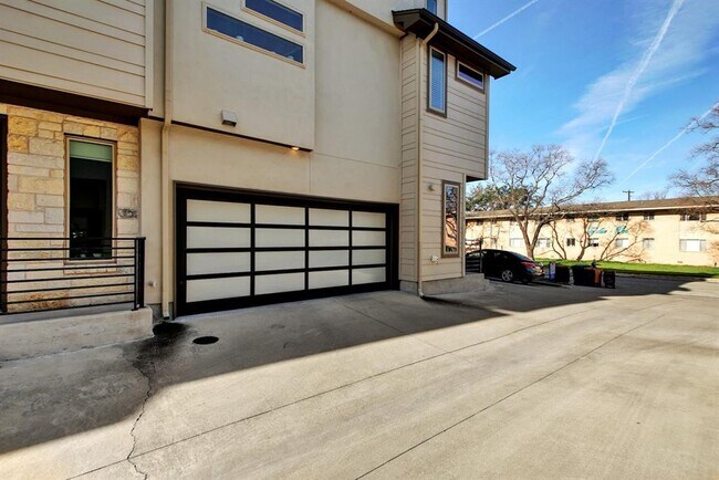 Building Photo - 1205 Elm St