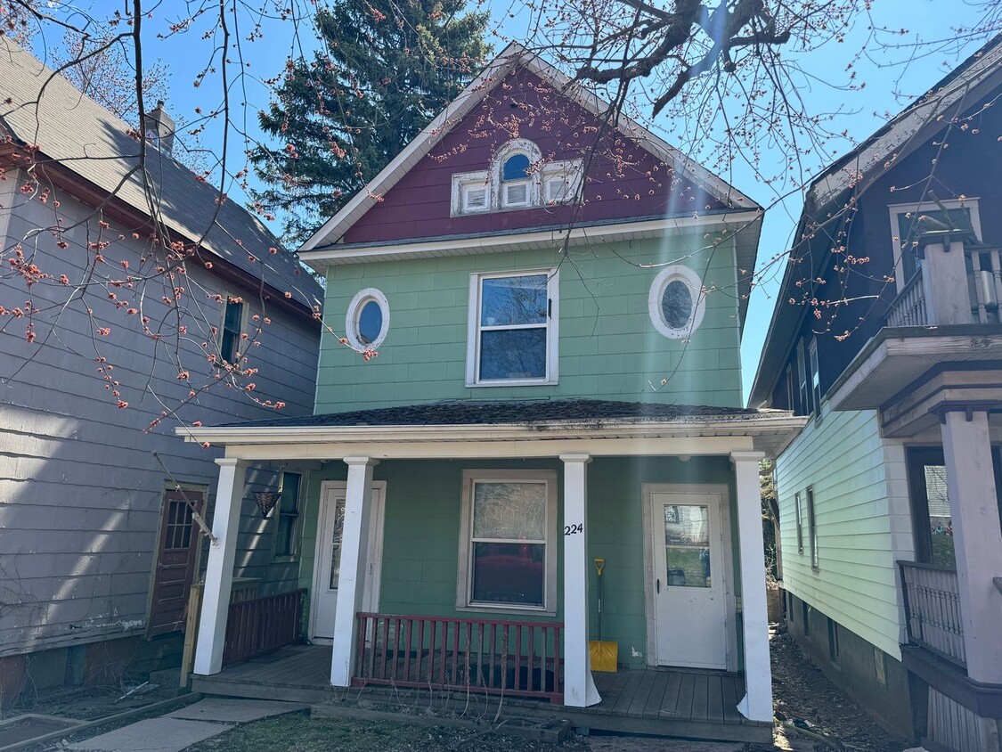 Foto principal - 224 E 6th St