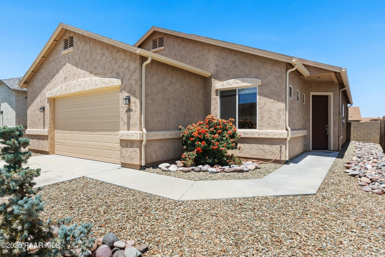 Foto principal - 6120 Livingston Loop