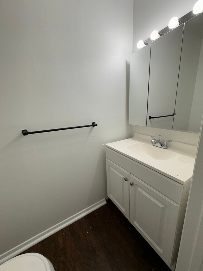 Building Photo - Newly Renovated Townhouse