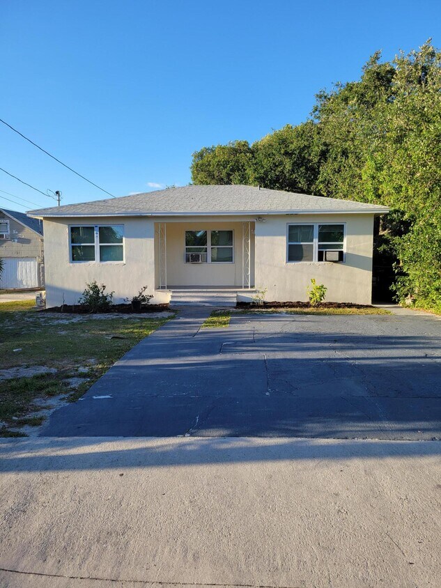 Primary Photo - 1755 4th Ave N