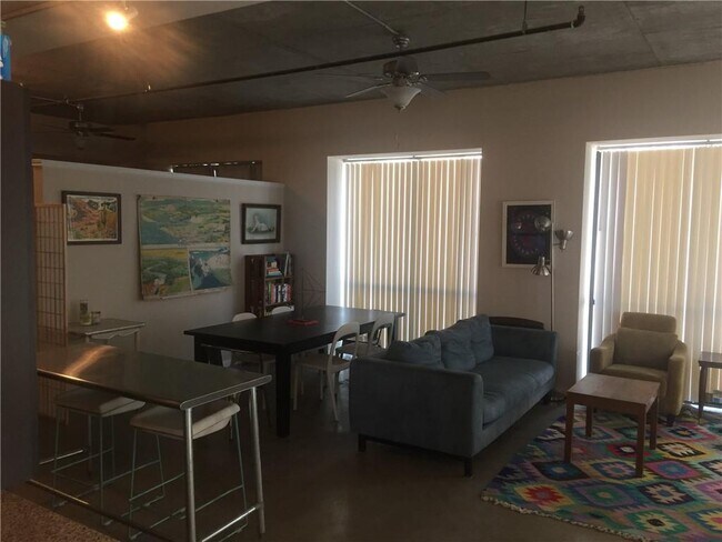 Foto del edificio - 1401 E 4th St