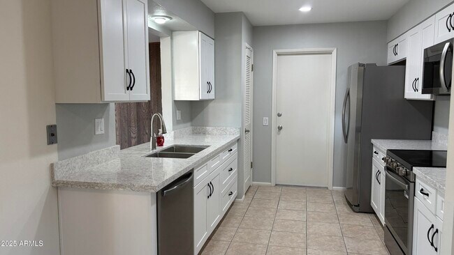 Foto del edificio - 9719 W Rolling Hills Dr