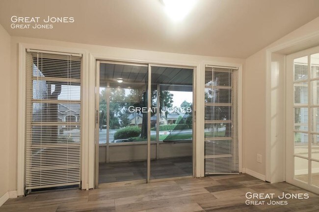 Building Photo - 1355 Lakeshore Dr