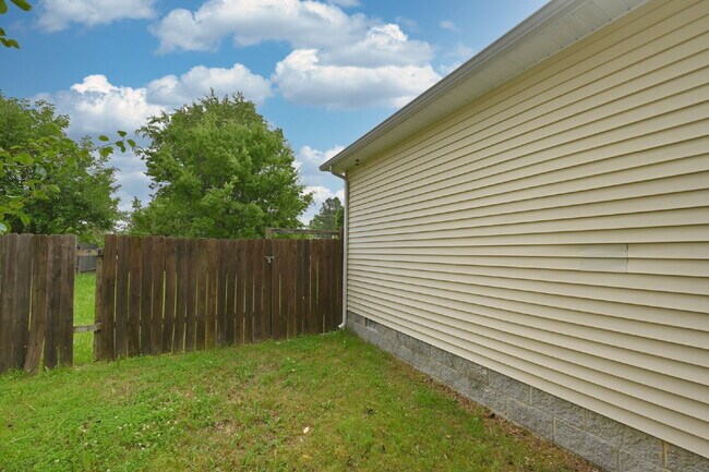 Foto del edificio - Springfield Gem! 3BR/2BA with Big Yard, St...