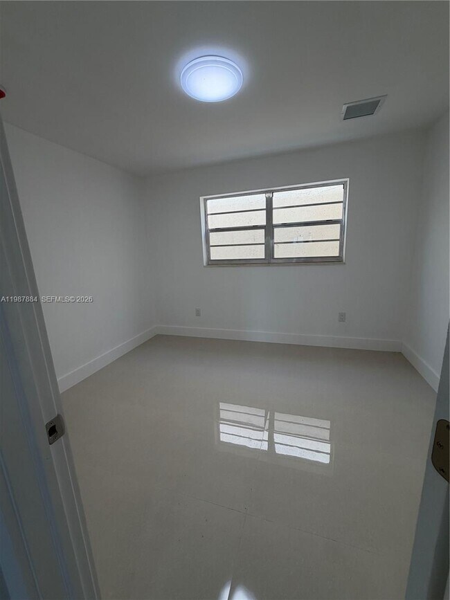 Building Photo - 1550 W 7th Ct