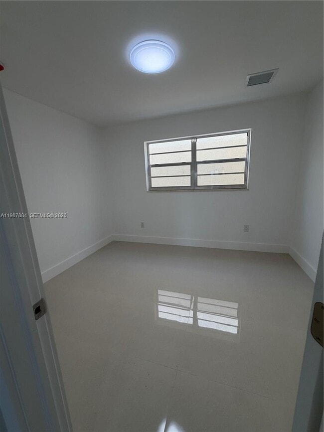 Building Photo - 1550 W 7th Ct