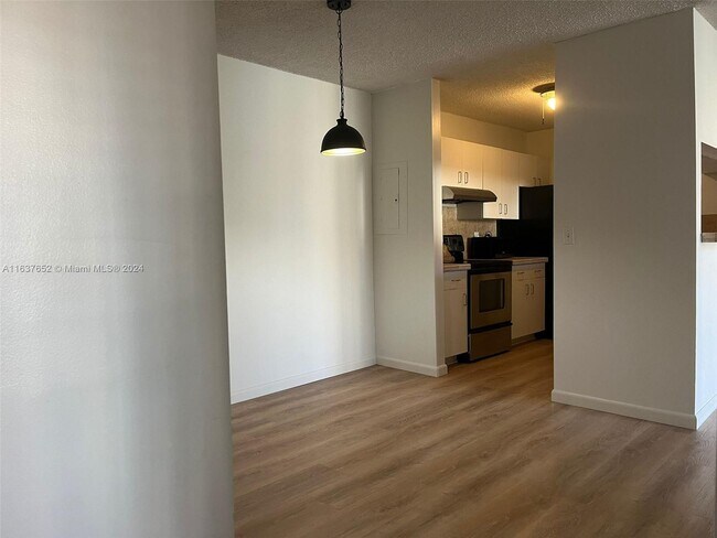 Foto del edificio - 1715 Village Blvd