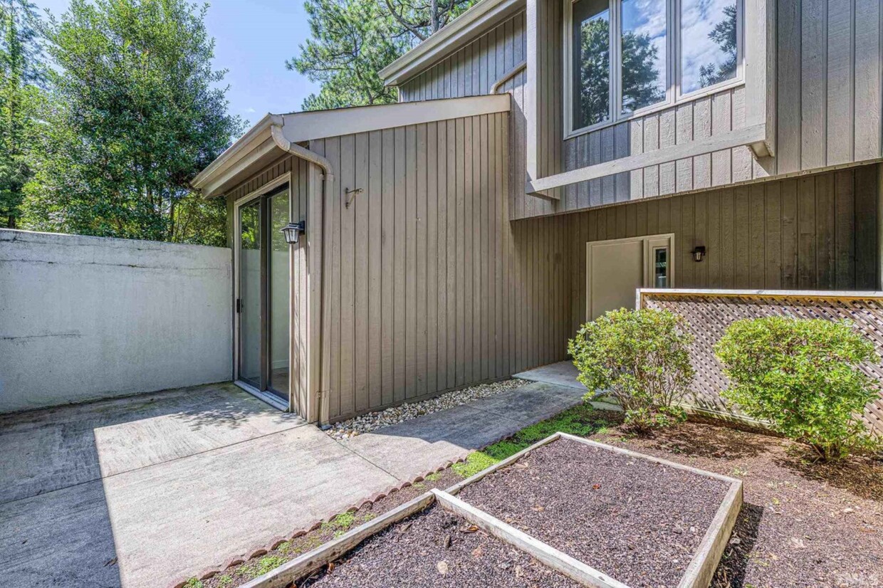 Primary Photo - 2 Tilbury Ct
