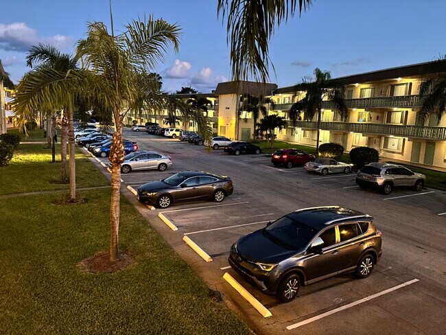 Foto del edificio - 600 Village Green Ct