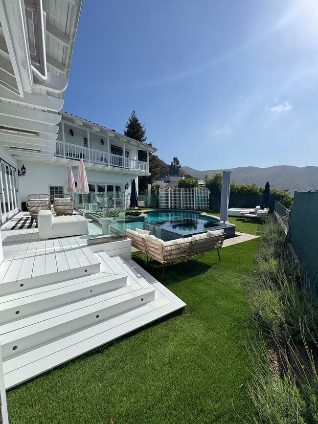 Building Photo - 1423 Floresta Pl