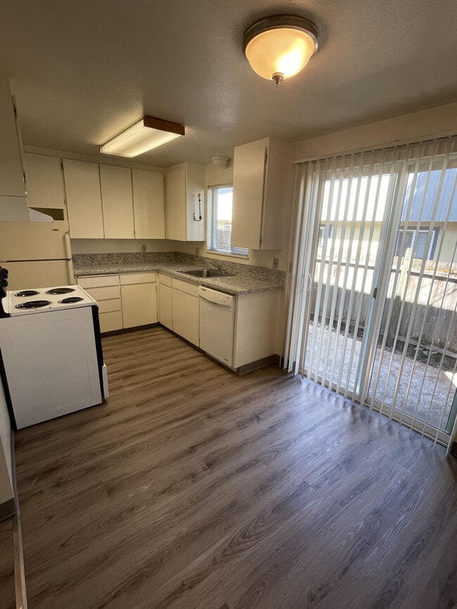 Building Photo - 130 NE Conifer Blvd