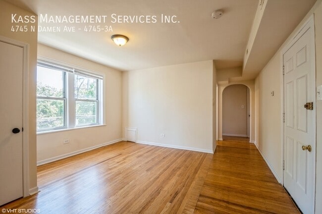 Building Photo - Newly Rehabbed 2-Bed Unit in Ravenswood