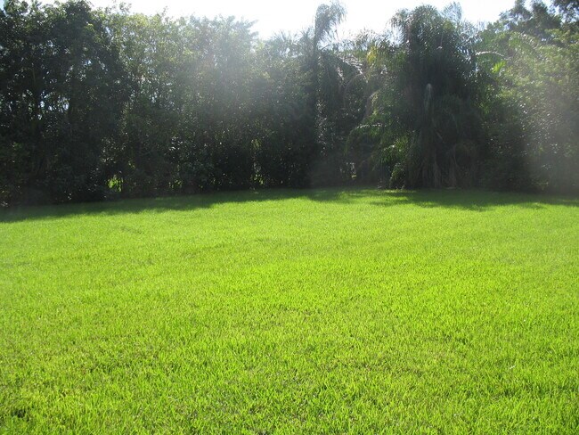 Foto del edificio - Country living in the city! 1.6 acres, Hor...