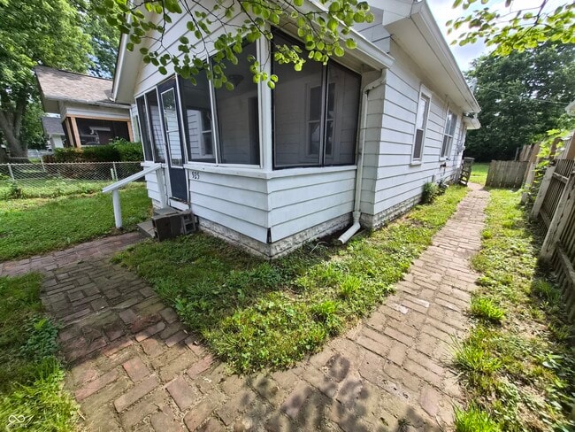 Building Photo - 925 N Somerset Ave