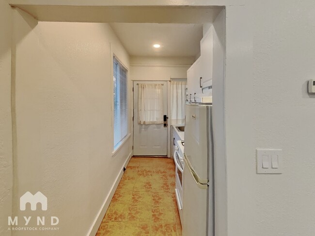 Building Photo - 82 George St