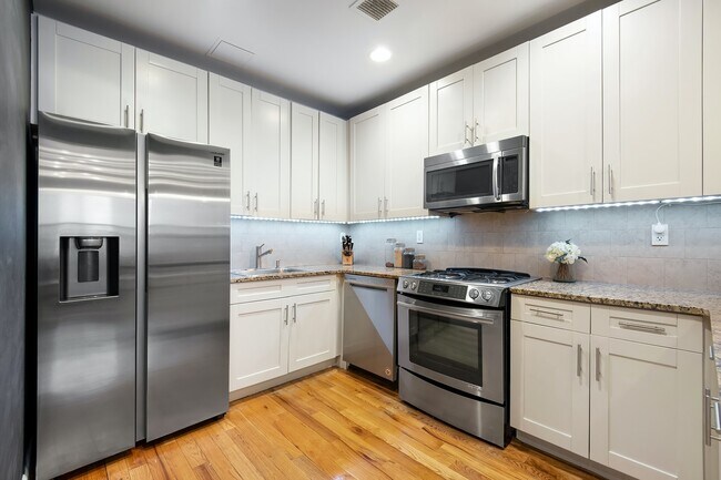 Building Photo - Renovated 2 bedroom, 2 bath Condo