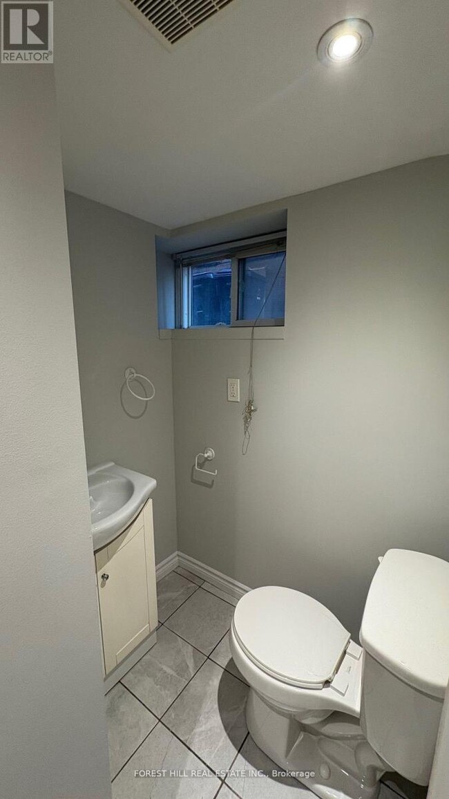 Building Photo - 8 Poplar Plains Crescent