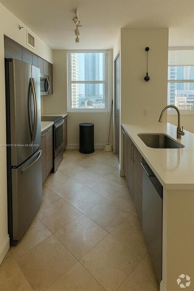 Building Photo - 1155 Brickell Bay Dr