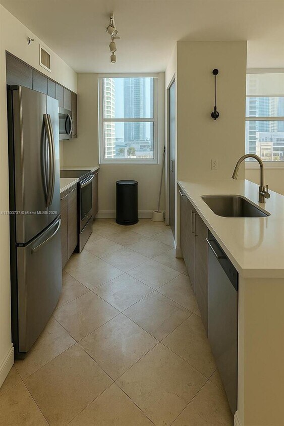 Primary Photo - 1155 Brickell Bay Dr