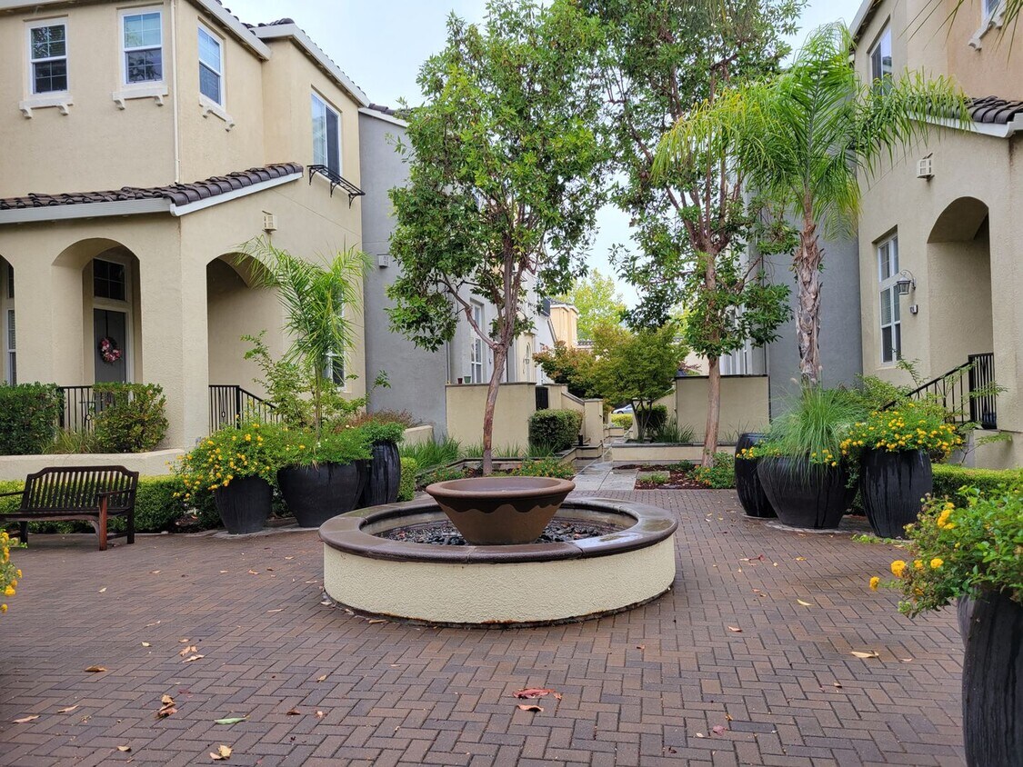 Foto principal - Large Condo in Cupertino City Center– Less...