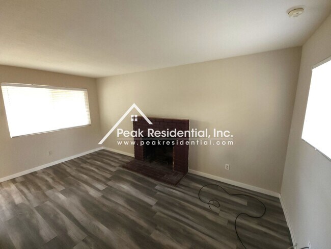 Foto del edificio - 2bd/1ba Duplex near Freeport Blvd & Meadow...