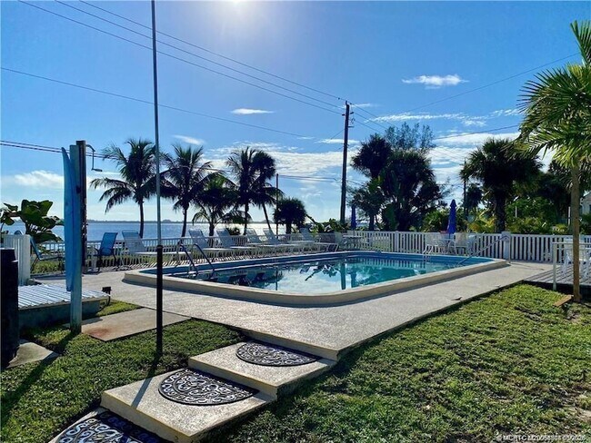 Foto del edificio - 4800 NE Blue Heron Ln